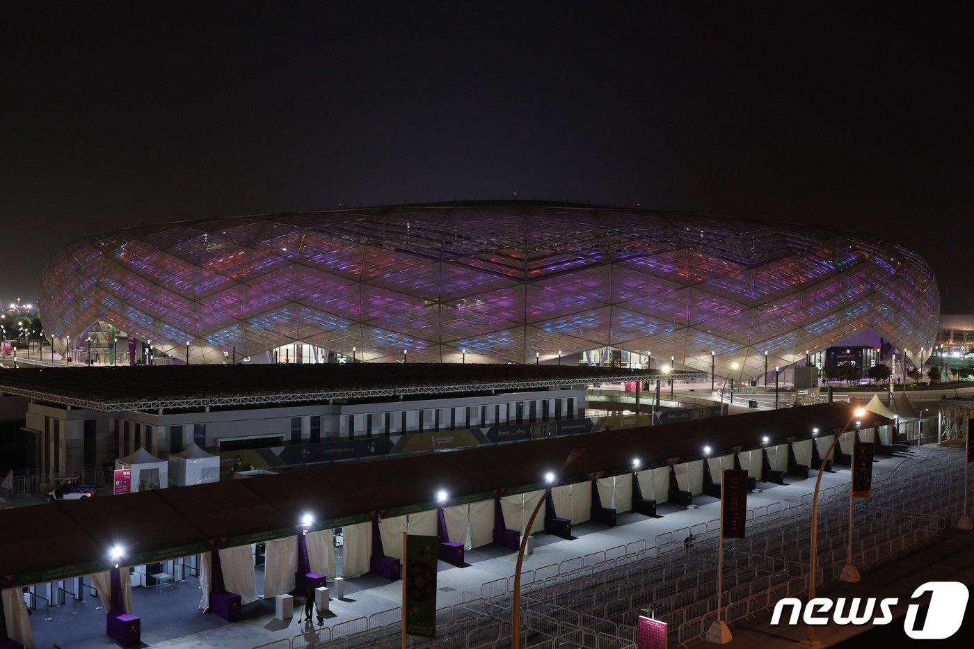 본문 이미지 - 2022 카타르 월드컵 개막을 사흘 앞둔 17일 오후(현지시간) 도하 아라얀의 에듀케이션 시티 스타디움이 형형색색의 조명으로 물들어 있다. 에듀케이션 시티 스타디움은 대한민국 축구대표팀이 이번 카타르 월드컵에서 조별 예선 3경기를 모두 치르는 경기장이다. 2022.11.18/뉴스1 ⓒ News1 이광호 기자