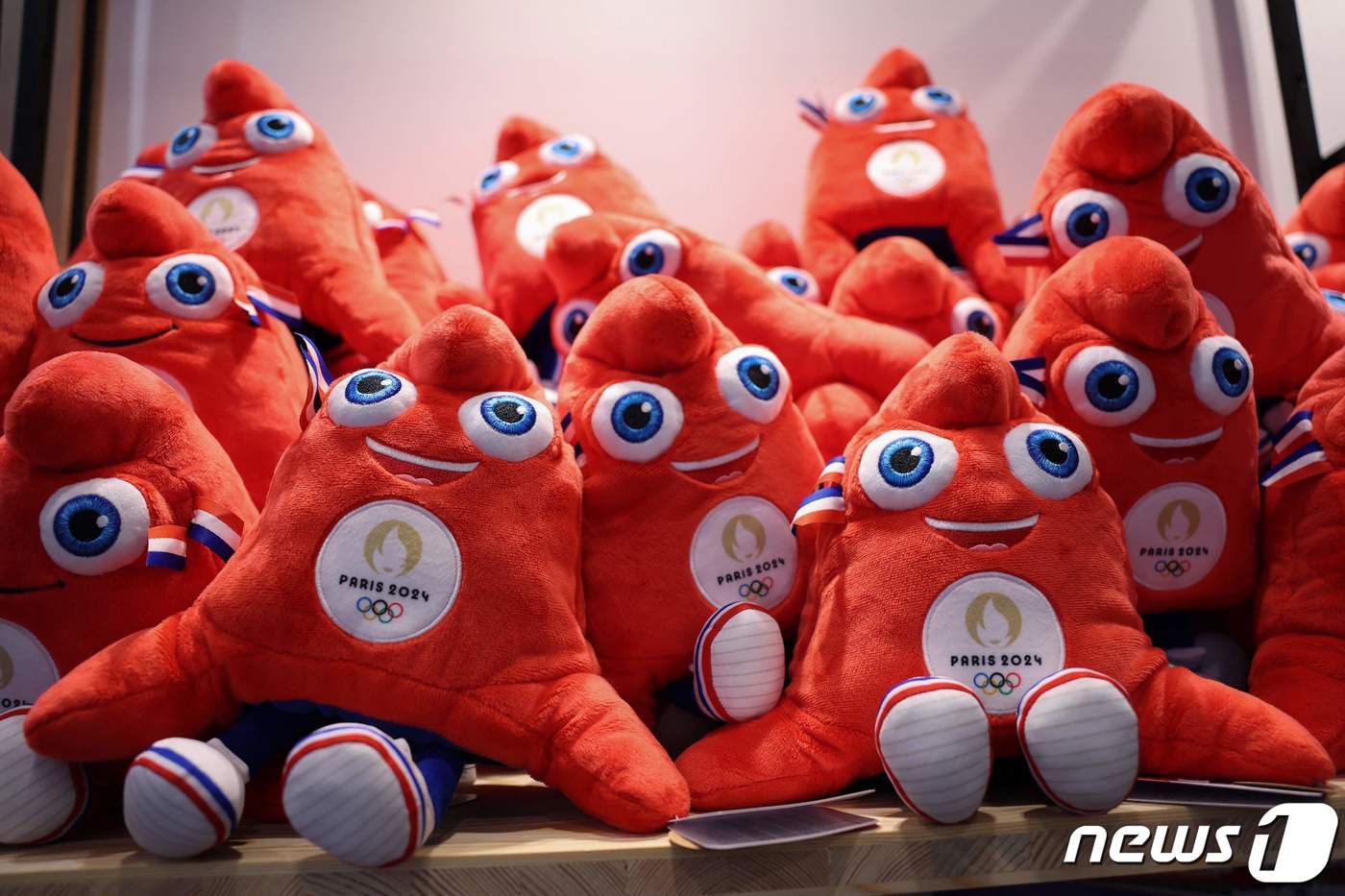 (AFP=뉴스1) 김민수 기자 = 15일(현지시간) 파리 중심부의 한 쇼핑몰에서 판매되고 있는 2024 프랑스 파리 올림픽 마스코트 '프리주' 봉제 인형. 2022.11.15/뉴스 …