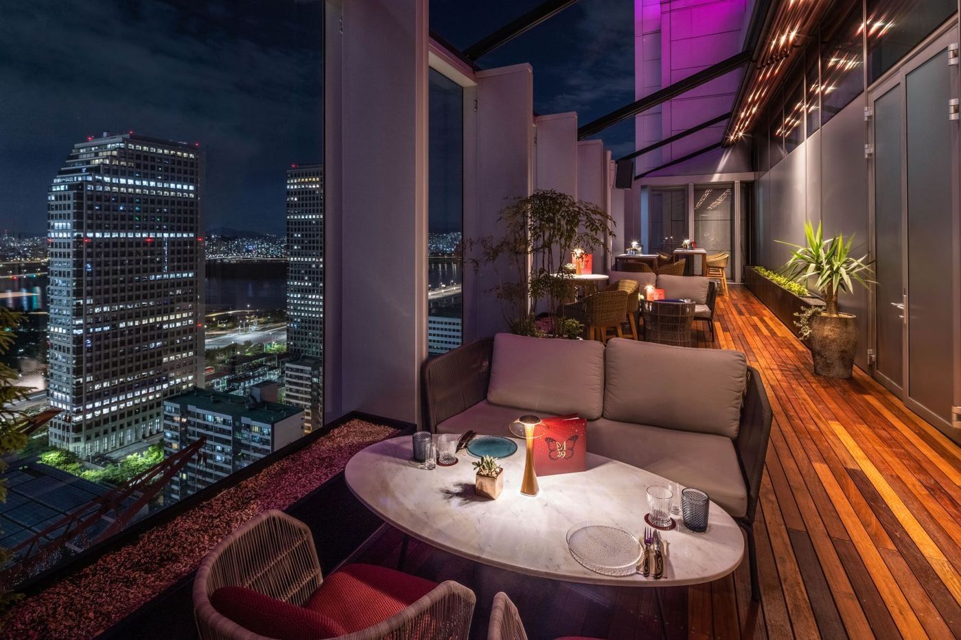 본문 이미지 - M29 바 테라스(페어몬트 앰배서더 서울 제공)