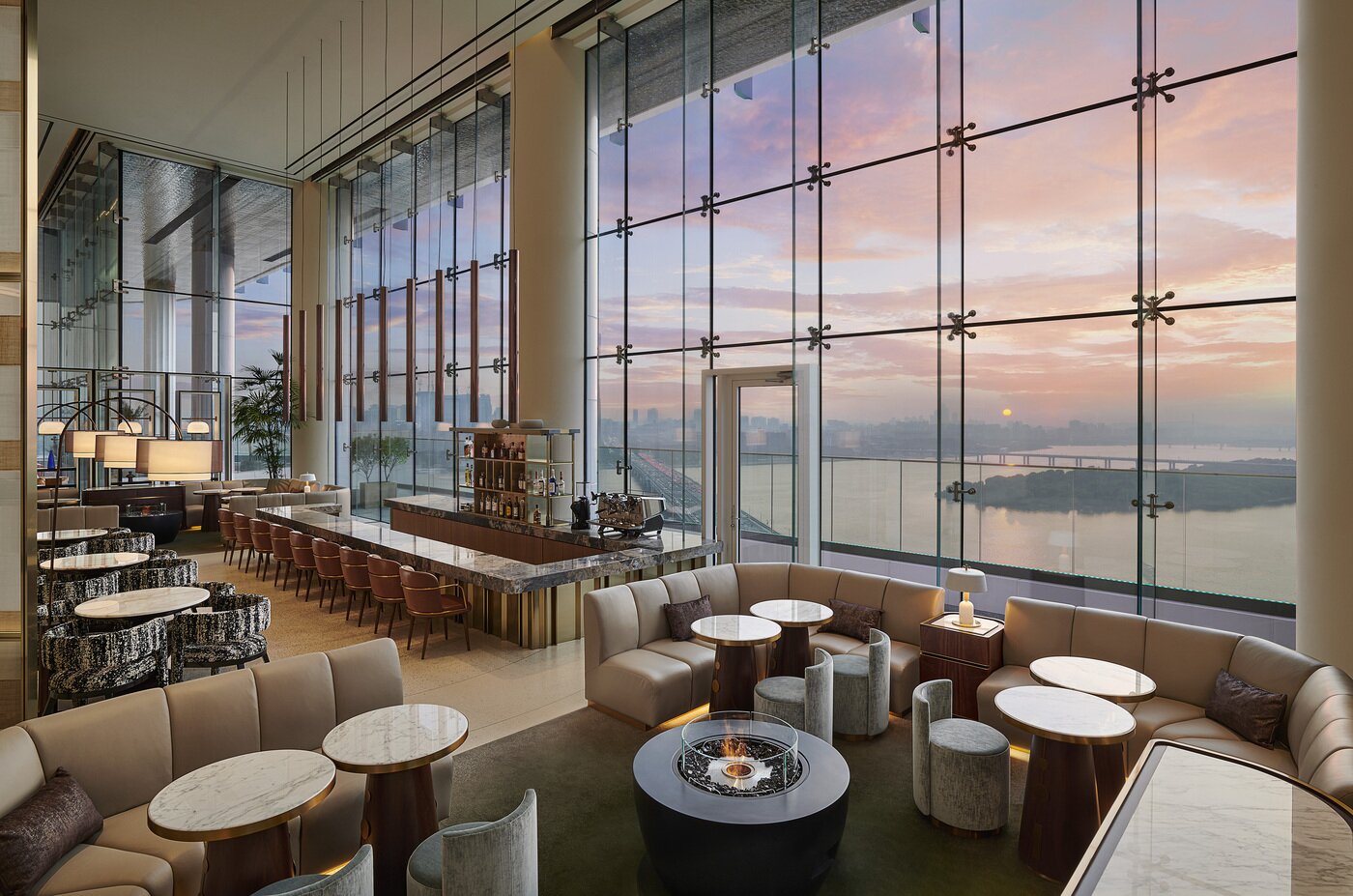 본문 이미지 - 라운지 & 데크(호텔 나루 서울 제공)