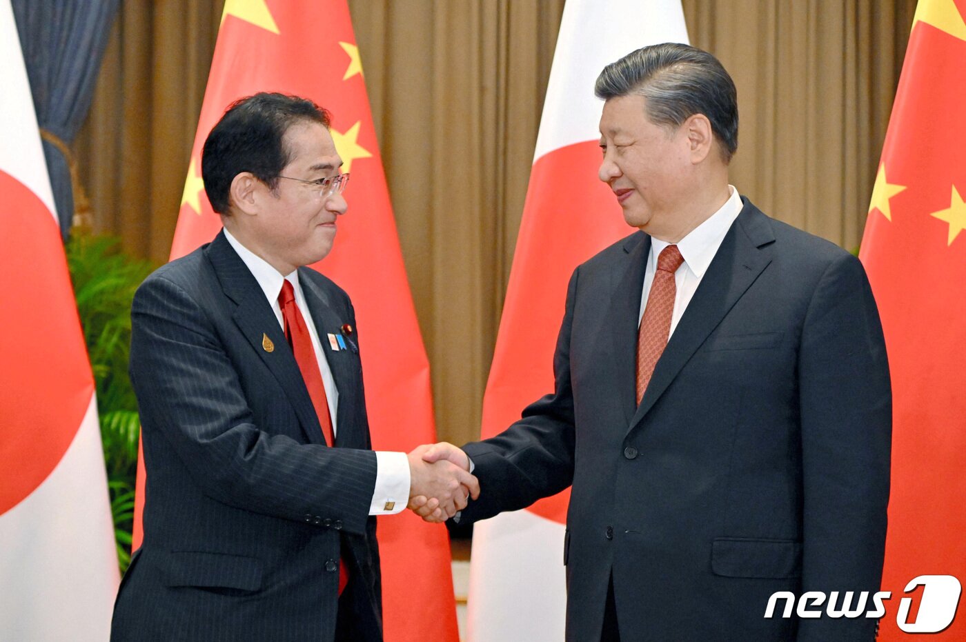 본문 이미지 - 시진핑 중국 국가주석과 기시다 후미오 일본 총리가 태국 방콕에서 열린 APEC 정상회의 중 3년 만의 정상회담에 앞서 악수하고 있다. 2022.11.17 ⓒ 로이터=뉴스1 ⓒ News1 우동명 기자