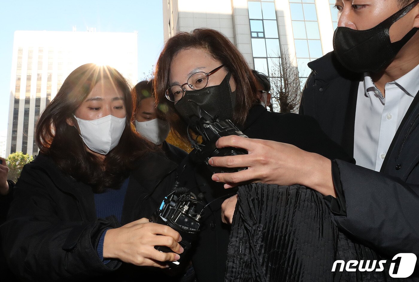 본문 이미지 - 박희영 용산구청장이 18일 오전 경찰 조사를 받기 위해 서울 마포구 이태원 사고 특별수사본부로 소환되고 있다. 2022.11.18/뉴스1 ⓒ News1 박세연 기자