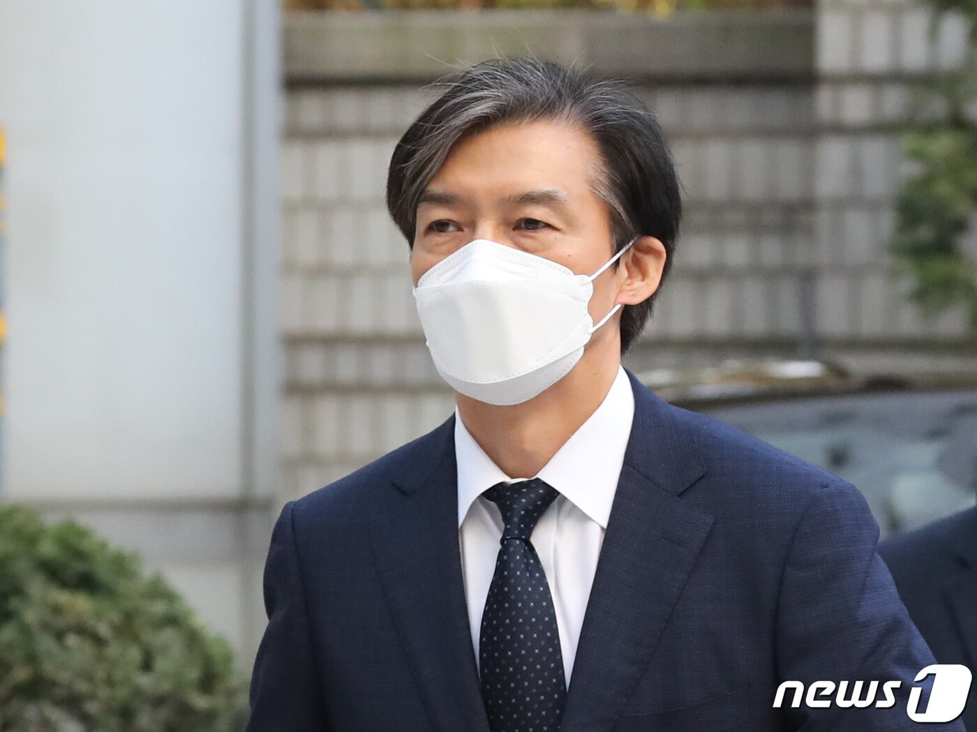 본문 이미지 - 자녀 입시비리 및 감찰 무마 의혹을 받는 조국 전 법무부 장관이 서울중앙지방법원에서 열린 1심 속행공판에 출석하고 있다. 2022.11.18/뉴스1 ⓒ News1 송원영 기자