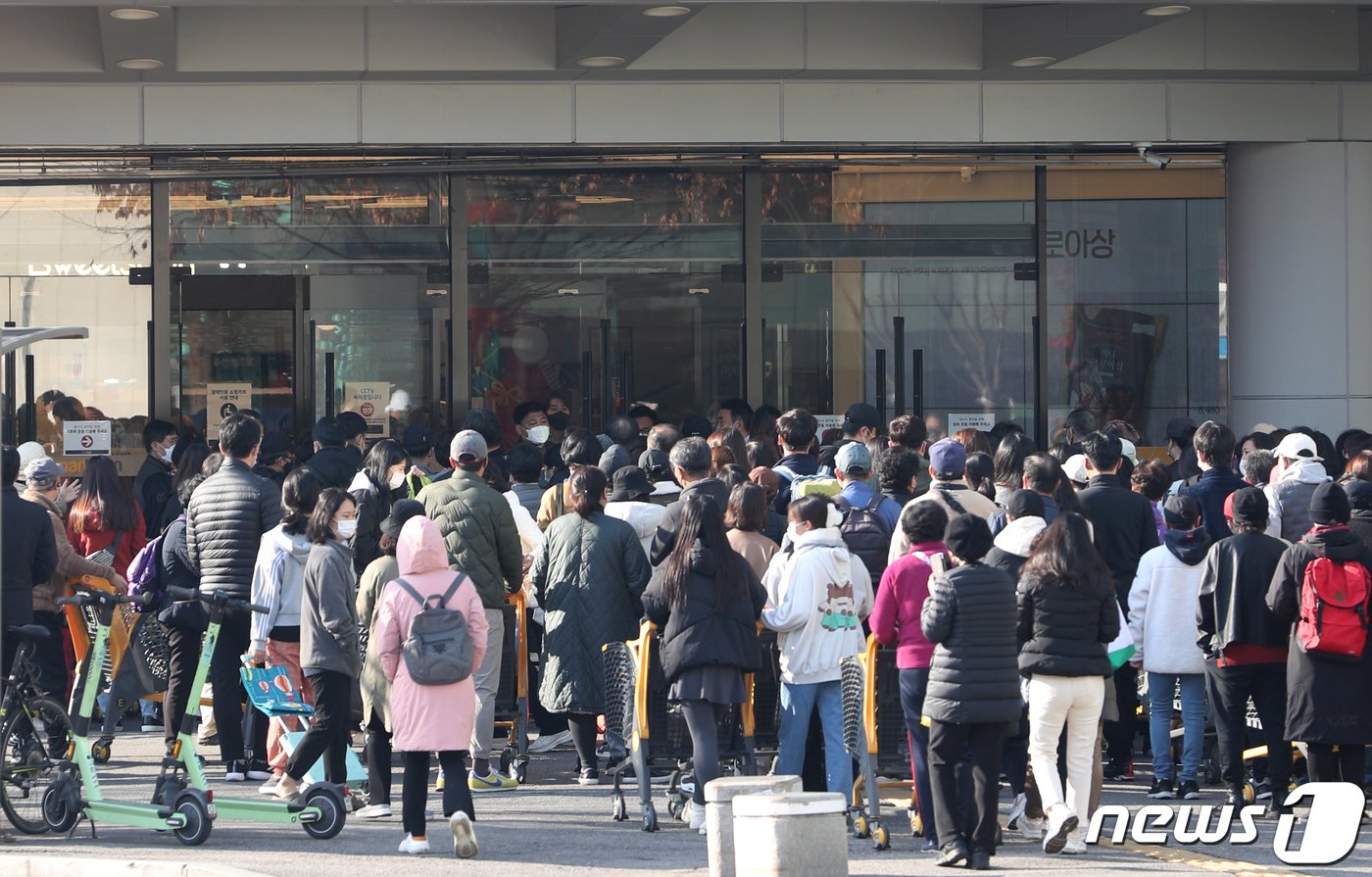 SSG랜더스의 사상 첫 와이어 투 와이어 통합우승을 기념한 신세계그룹의 &#39;쓱세일&#39;이 시작된 18일 오전 서울 이마트 월계점을 찾은 고객들이 매장으로 입장하고 있다. 2022.11.18/뉴스1 ⓒ News1 권현진 기자