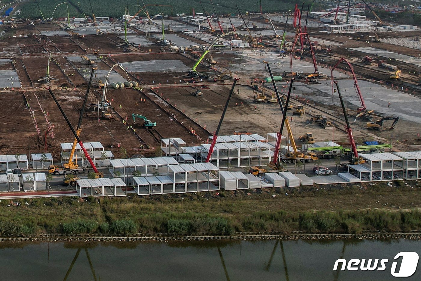 본문 이미지 - 17일 중국 광둥성 광저우시에서 코로나19 집단감염이 반발하자 현지 당국이 임시 의료시설과 격리 시설을 건설하고 있다. ⓒ 로이터=뉴스1 ⓒ News1 강민경 기자