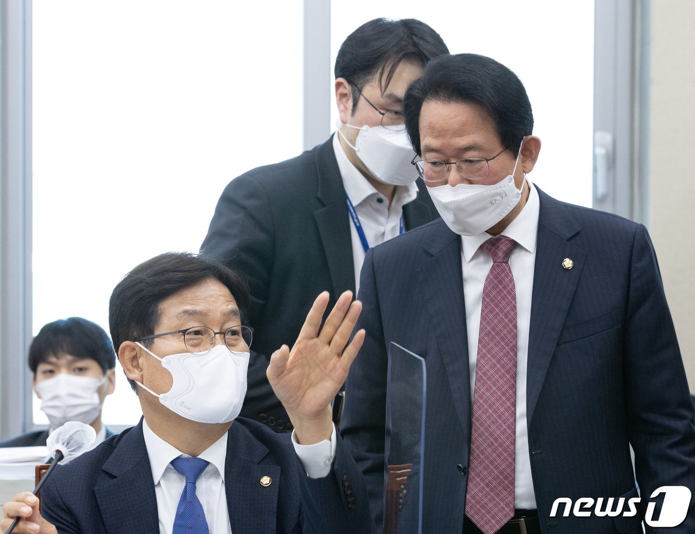 본문 이미지 - 신동근 국회 기획재정위원회 더불어민주당 간사(왼쪽)가 18일 오전 서울 여의도 국회에서 열린 제400회 국회(정기회) 제7차 기획재정위원회 전체회의에서 박대출 위원장에게 의사 진행 발언을 요청하고 있다. 2022.11.18/뉴스1 ⓒ News1 이재명 기자