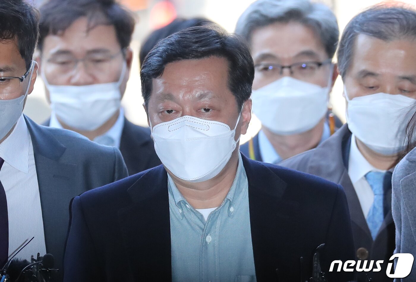 본문 이미지 - 정진상 더불어민주당 대표실 정무조정실장이 18일 오후 서울 서초구 서울중앙지방법원에서 열린 &#39;대장동 뇌물&#39; 혐의 관련 구속 전 피의자 심문&#40;영장실질심사&#41;에 출석하고 있다.  2022.11.18/뉴스1 ⓒ News1 송원영 기자