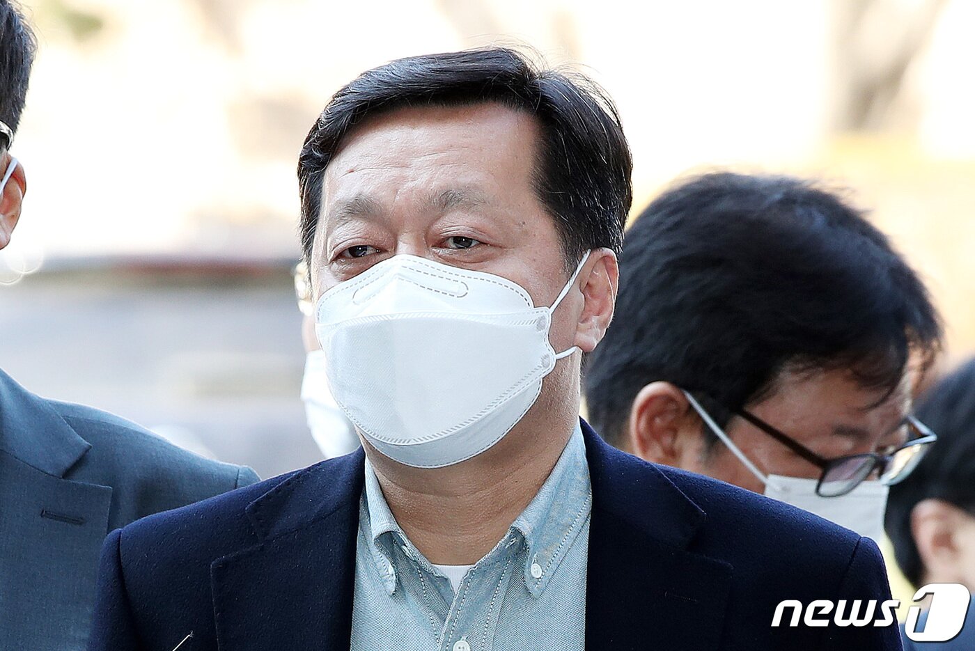 본문 이미지 - 정진상 민주당 당대표실 정무조정실장이 18일 오후 서울 서초구 서울중앙지법에서 열린 영장실질심사에 출석하고 있다. 2022.11.18/뉴스1 ⓒ News1 박지혜 기자