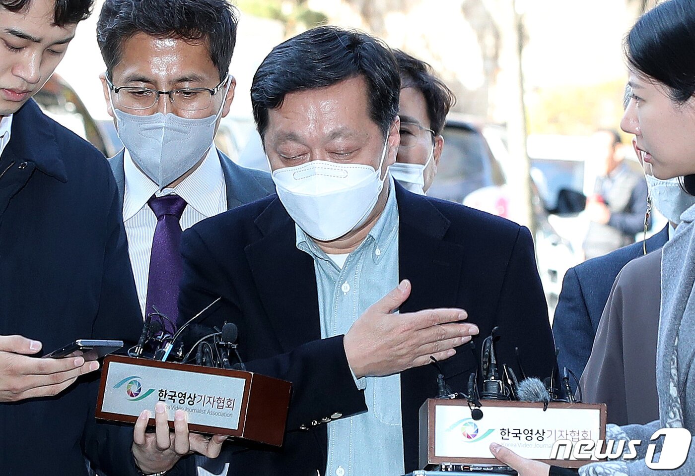 본문 이미지 - 정진상 민주당 당대표실 정무조정실장이 18일 오후 서울 서초구 서울중앙지법에서 열린 영장실질심사에 출석하고 있다. 2022.11.18/뉴스1 ⓒ News1 박지혜 기자