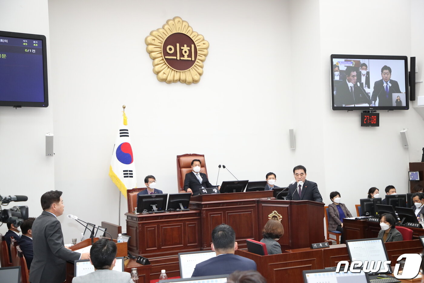 본문 이미지 - 18일 제주도의회 제411회 제2차 정례회 제3차 본회의에서 도정질문에서 오영훈 지사(왼쪽)와 양영식 의원(오른쪽)이 제주 제2공항에 대한 질문과 답변을 주고 받고 있다.(제주도의회 제공).2022.11.18/뉴스1