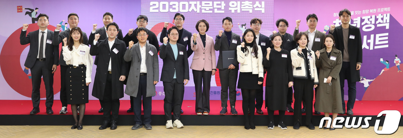 (서울=뉴스1) = 이영 중소벤처기업부 장관이 18일 서울 구로구 글로벌창업사관학교에서 열린 중기부 2030자문단 위촉 후 기념 촬영을 하고 있다. (중소벤처기업부 제공) 2022 …