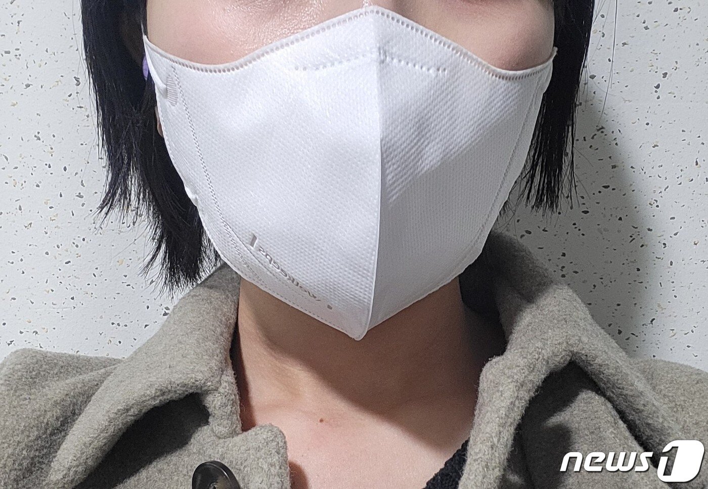 본문 이미지 - 18일 취재진이 웰킵스 컴포트에어 마스크 KF94를 착용하고 있다. ⓒ 뉴스1 신윤하 기자