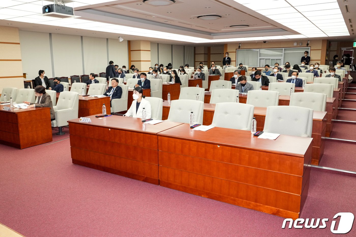 18일 전북도의회가 한경수 한국은행 전북본부장을 초청해 ‘코로나19 이후의 전북경제’를 주제로 강연을 듣고 있다.&#40;전북도의회제공&#41;2022.11.18/뉴스1