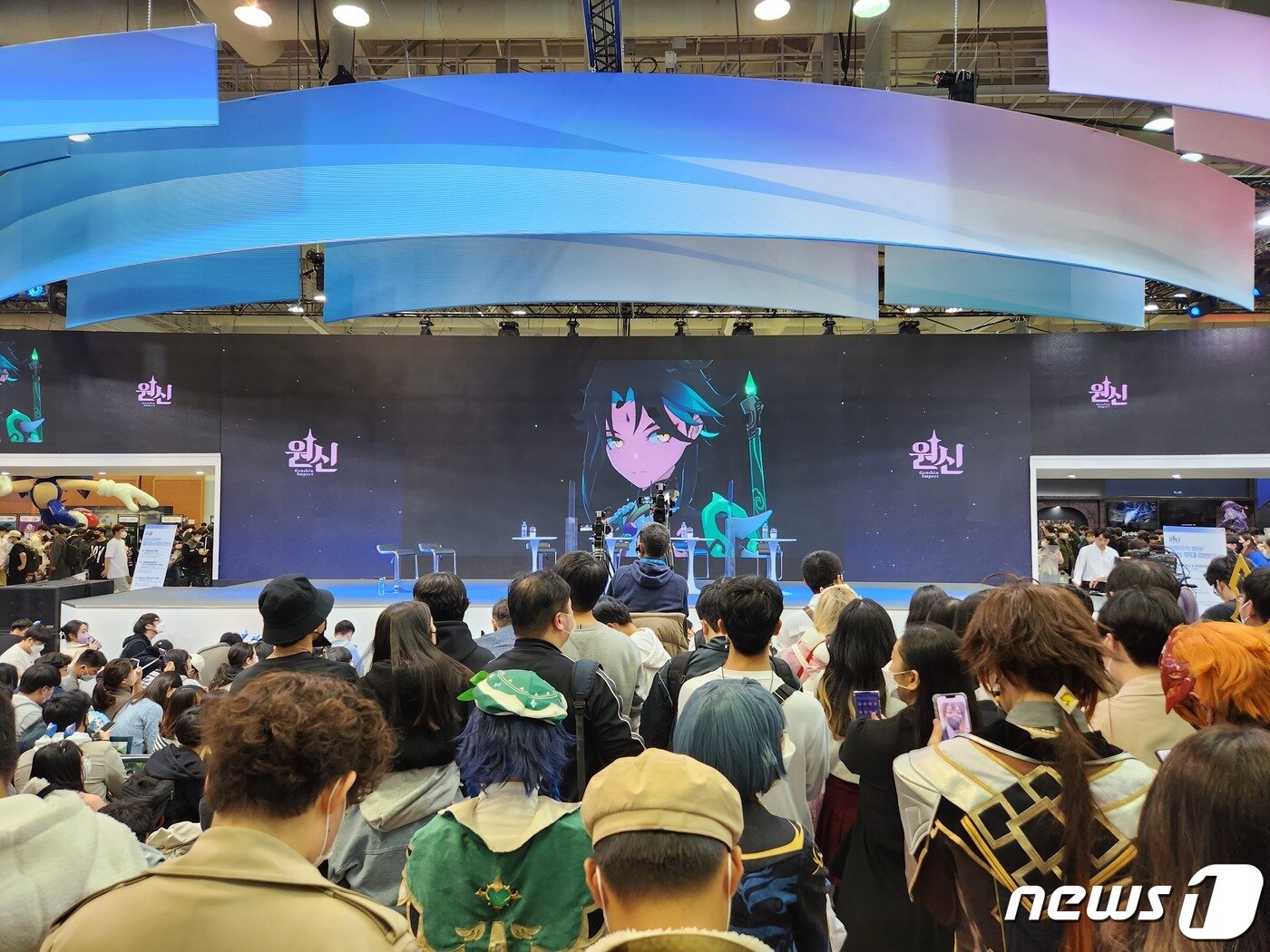 본문 이미지 - '지스타 2022'가 열린 부산 벡스코 제2전시관 호요버스 부스. 원신의 특별 전시 부스에 사람들이 몰려 있다.