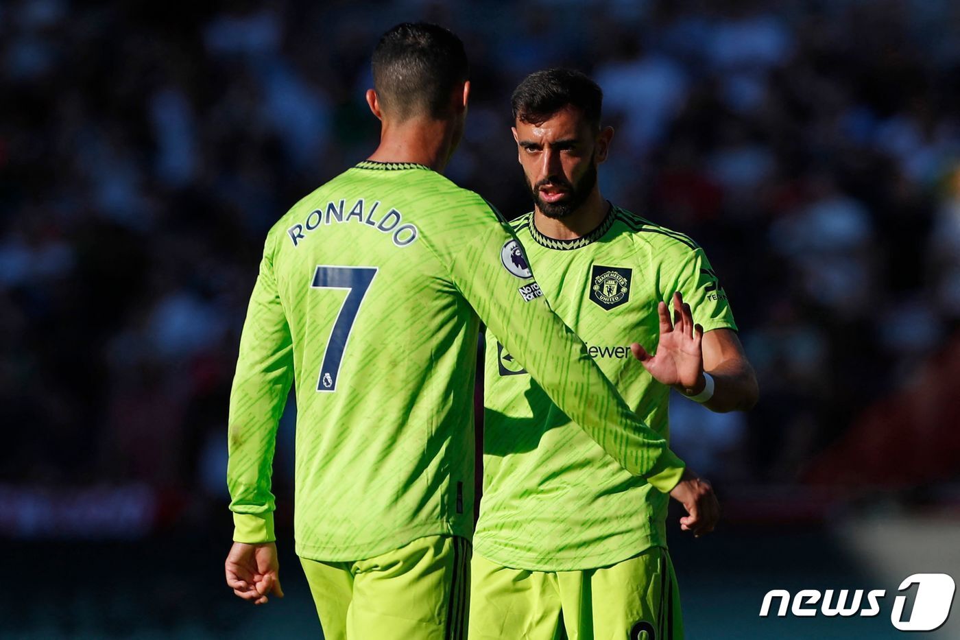 본문 이미지 - 맨유 호날두(왼쪽)와 페르난데스 ⓒ AFP=뉴스1
