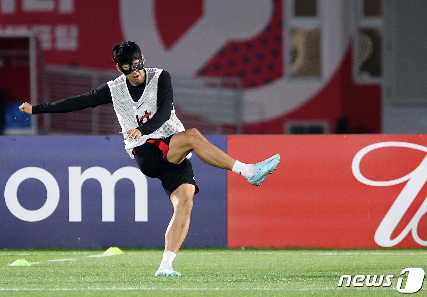 본문 이미지 - 파울루 벤투 감독이 이끄는 대한민국 축구대표팀 손흥민이 18일 오후(현지시간) 카타르 도하 알 에글라 트레이닝센터에서 훈련을 하고 있다. 2022.11.18/뉴스1 ⓒ News1 이동해 기자