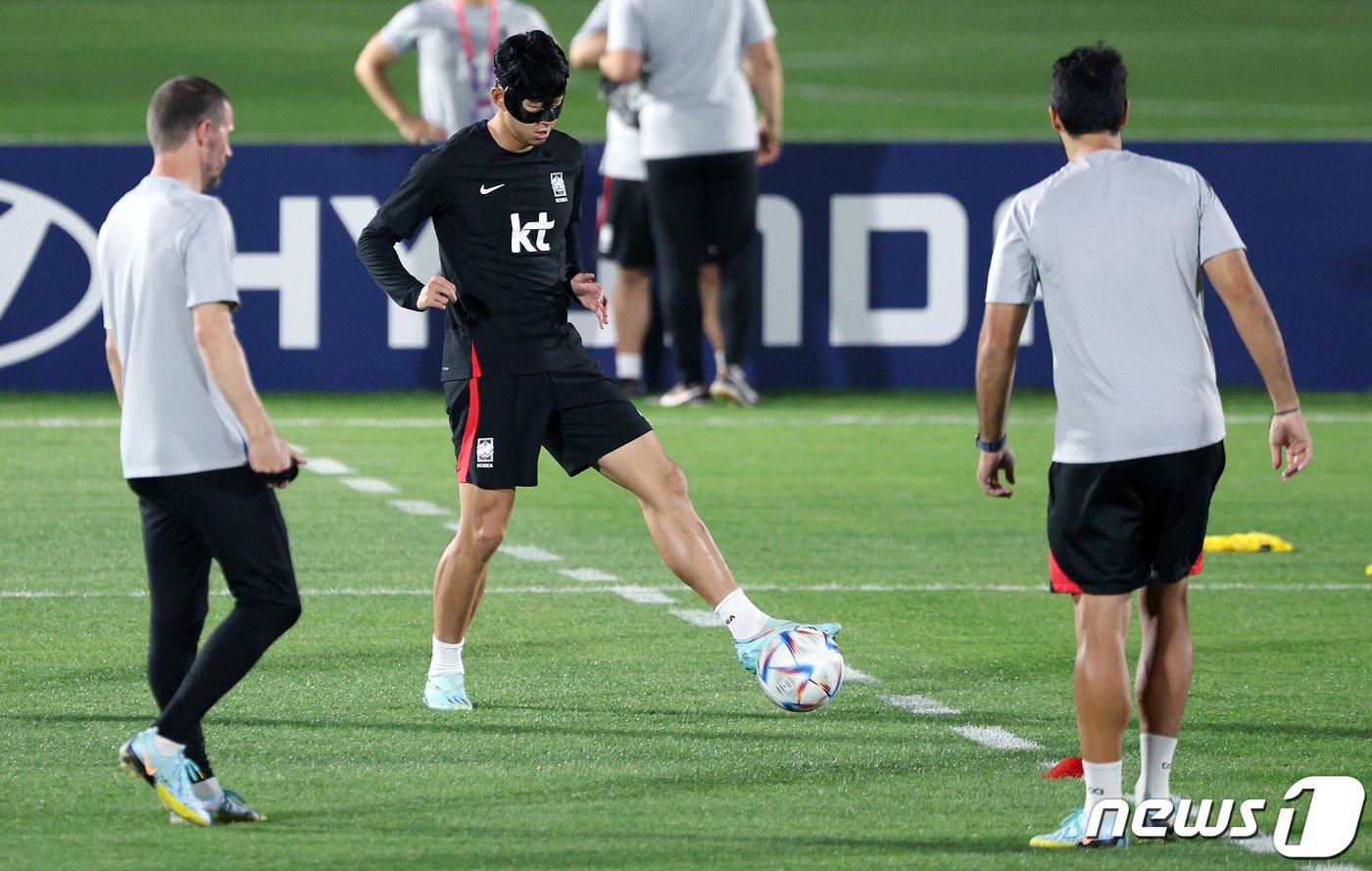 본문 이미지 - 파울루 벤투 감독이 이끄는 대한민국 축구대표팀 손흥민이 18일 오후(현지시간) 카타르 도하 알 에글라 트레이닝센터에서 코칭스태프와 패스 훈련을 하고 있다. 2022.11.18/뉴스1 ⓒ News1 이동해 기자