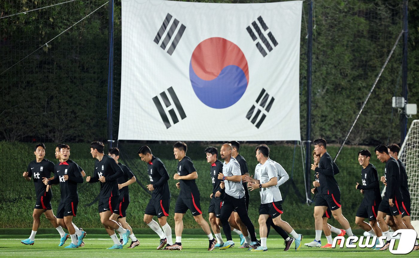 파울루 벤투 감독이 이끄는 대한민국 축구대표팀 선수들이 18일 오후&#40;현지시간&#41; 카타르 도하 알 에글라 트레이닝센터에서 훈련을 하고 있다. 2022.11.18/뉴스1 ⓒ News1 이동해 기자