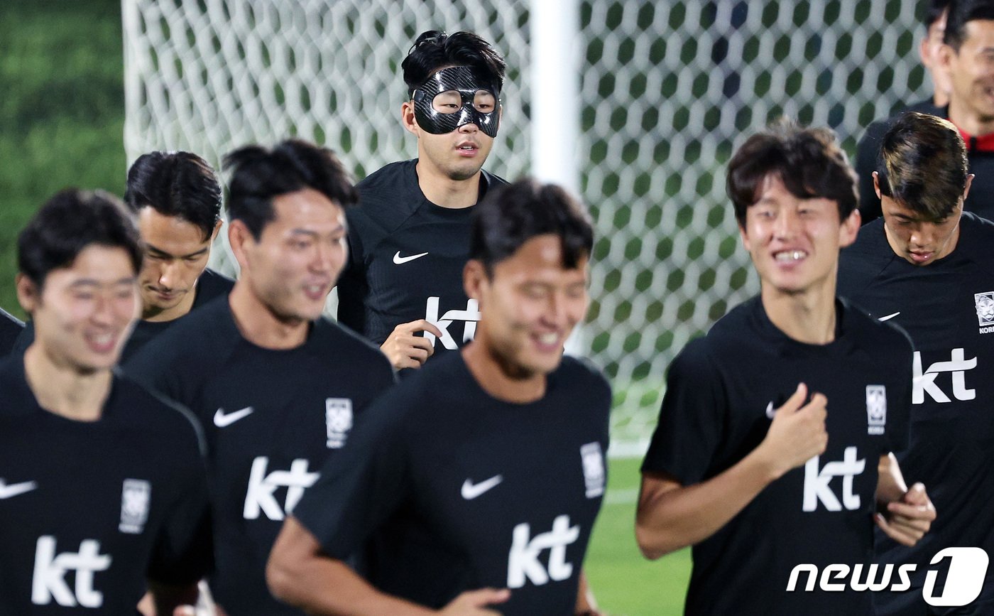 파울루 벤투 감독이 이끄는 대한민국 축구대표팀 손흥민이 18일 오후&#40;현지시간&#41; 카타르 도하 알 에글라 트레이닝센터에서 훈련을 하고 있다. 2022.11.18/뉴스1 ⓒ News1 이동해 기자