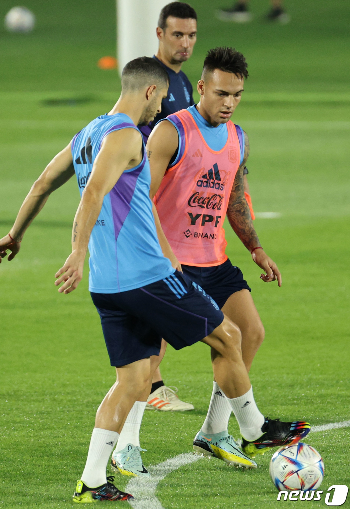(도하(카타르)=뉴스1) 이광호 기자 = 아르헨티나 축구대표팀 라우타로 마르티네스 등이 18일 오후(현지시간) 카타르 유니버시티에 마련된 훈련장에서 훈련을 하고 있다.이날 리오넬 …