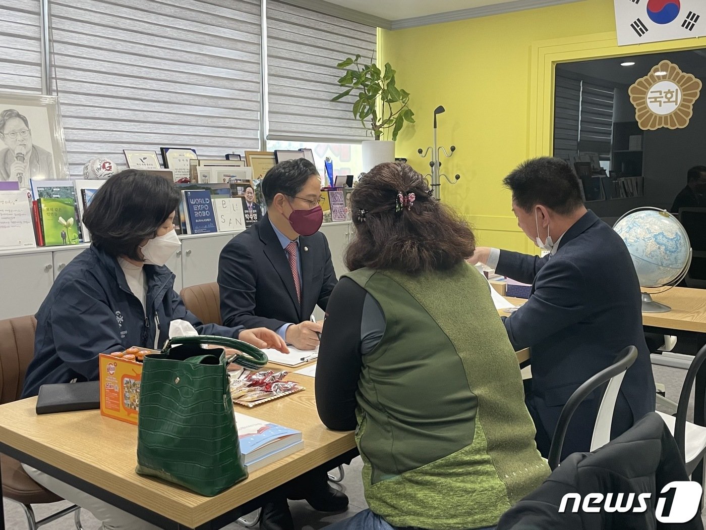 본문 이미지 - 19일 오전 박수영 국회의원이 '국회의원 좀 만납시다'에서 주민들과 면담하고 있다. 2022.11.19/뉴스1 ⓒ News1 이유진 기자