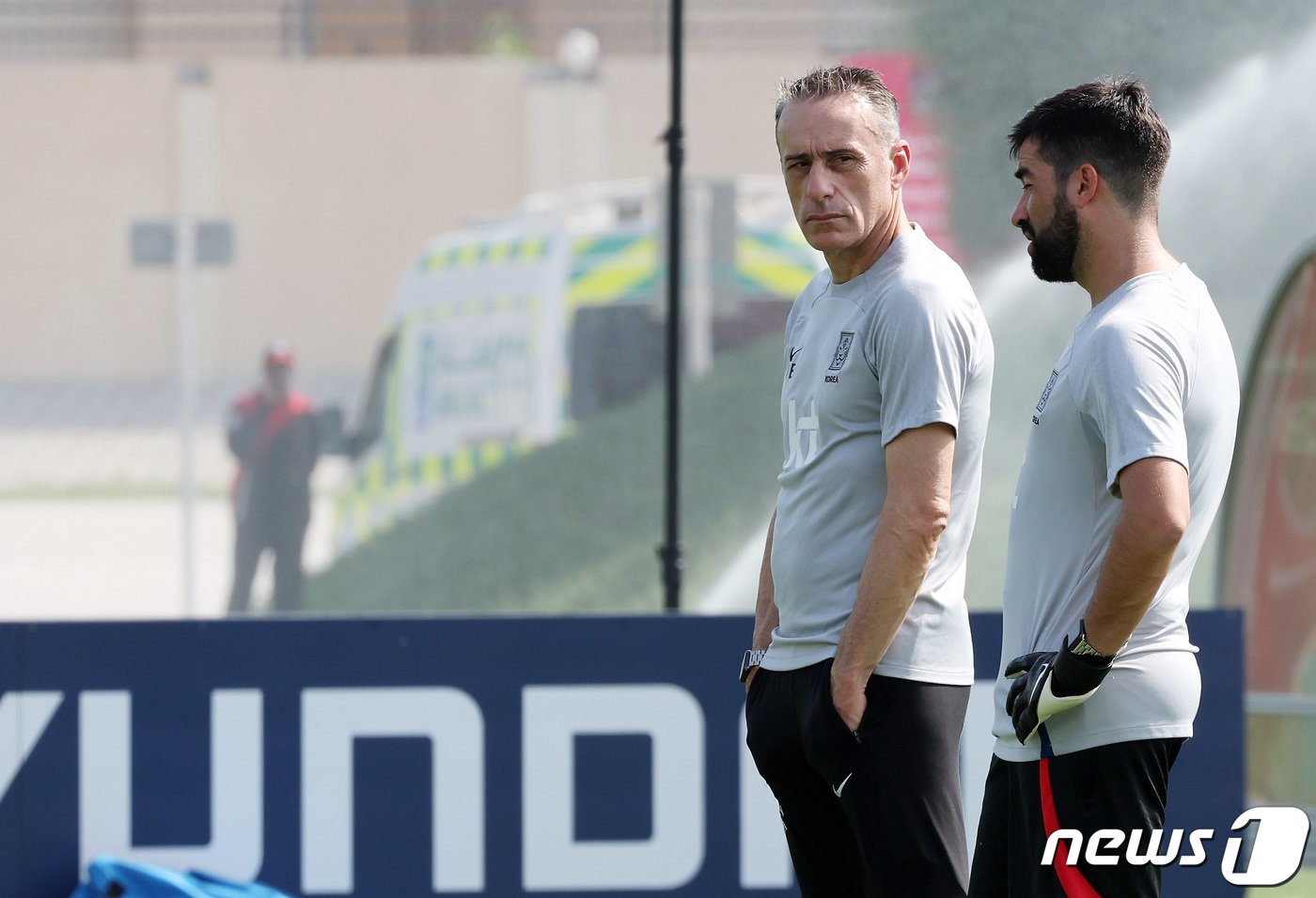 본문 이미지 - 파울루 벤투 축구대표팀 감독이 19일 오전&#40;현지시간&#41; 카타르 도하 알 에글라 트레이닝센터에서 코칭스태프와 대화를 나누고 있다. 2022.11.19/뉴스1 ⓒ News1 이동해 기자