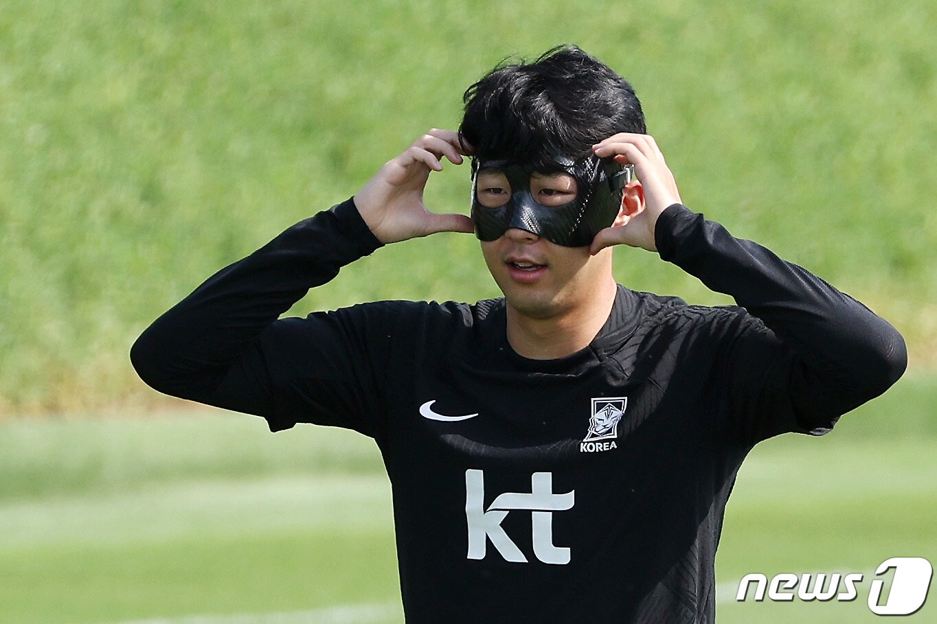 본문 이미지 - 파울루 벤투 감독이 이끄는 대한민국 축구대표팀의 손흥민이 19일 오전(현지시간) 카타르 도하 알 에글라 트레이닝센터에서 훈련에 앞서 마스크를 만지고 있다. 2022.11.19/뉴스1 ⓒ News1 이동해 기자