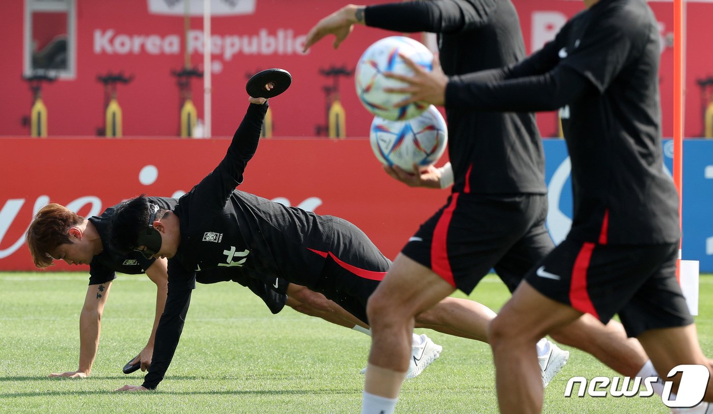 본문 이미지 - 파울루 벤투 감독이 이끄는 대한민국 축구대표팀 손흥민과 김진수가 19일 오전&#40;현지시간&#41; 카타르 도하 알 에글라 트레이닝센터에서 훈련을 하고 있다. 2022.11.19/뉴스1 ⓒ News1 이동해 기자
