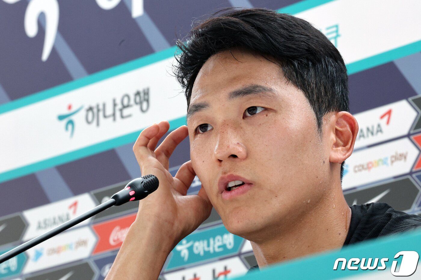 본문 이미지 - 파울루 벤투 감독이 이끄는 대한민국 축구대표팀 나상호가 19일(현지시간) 카타르 도하 알 에글라 트레이닝센터에서 오전 훈련을 마친 뒤 취재진과 인터뷰를 하고 있다. 2022.11.19/뉴스1 ⓒ News1 이동해 기자