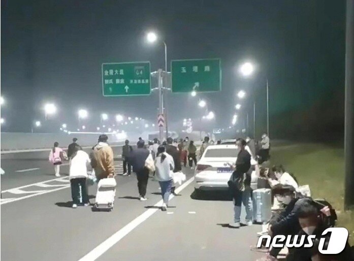 본문 이미지 - 정저우 공장 노동자들이 걸어서 고향으로 향하고 있다 - 유튜브 갈무리