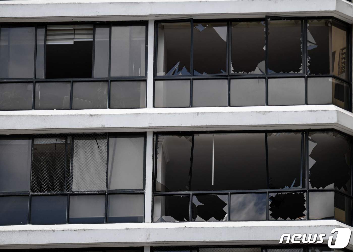 (파나나 시티 AFP=뉴스1) 우동명 기자 = 1일 (현지시간) 파나마 시티의 건물에서 폭발 사고가 발생해 유리창이 깨어진 모습이 보인다.ⓒ AFP=뉴스1