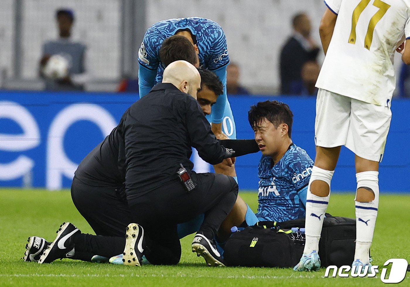 본문 이미지 - 토트넘 홋스퍼의 손흥민이 1일 프랑스 스타드 드 마르세유에서 열린 올랭피크 드 마르세유 대 토트넘 홋스퍼의 경기 전반 24분, 상대편 찬셀 음벰바의 어깨에 안면을 강하게 충돌한 뒤 고통을 호소하고 있다. /뉴스1 ⓒ 로이터=뉴스1 ⓒ News1 장수영 기자