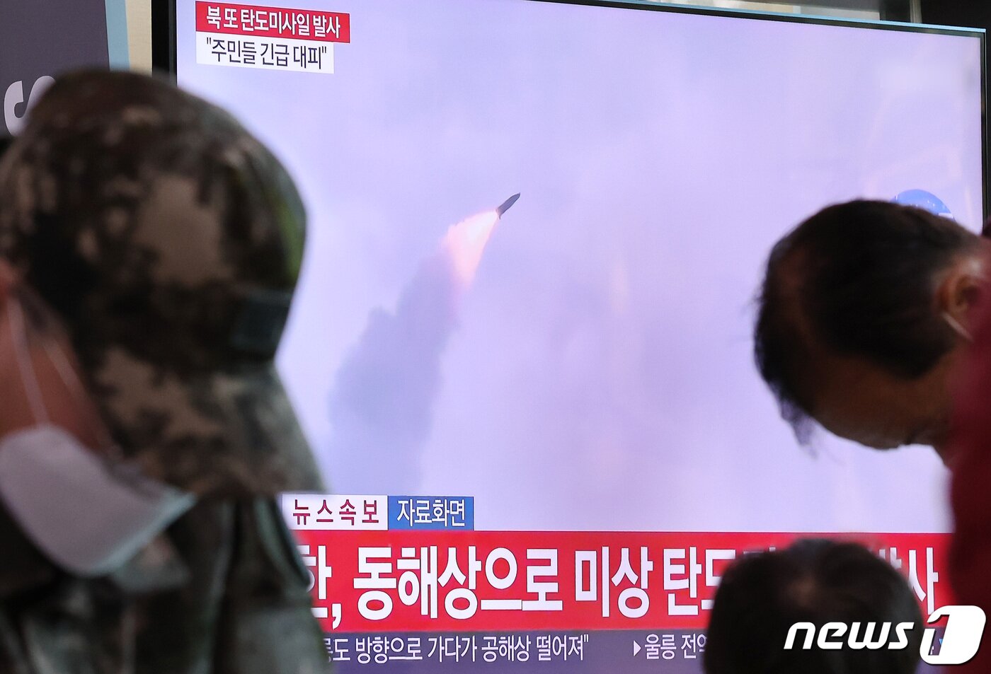 본문 이미지 - 서울역 대합실에서 시민들이 북한의 동해상 탄도미사일 발사 관련 뉴스를 시청하고 있다. /뉴스1 ⓒ News1 이동해 기자