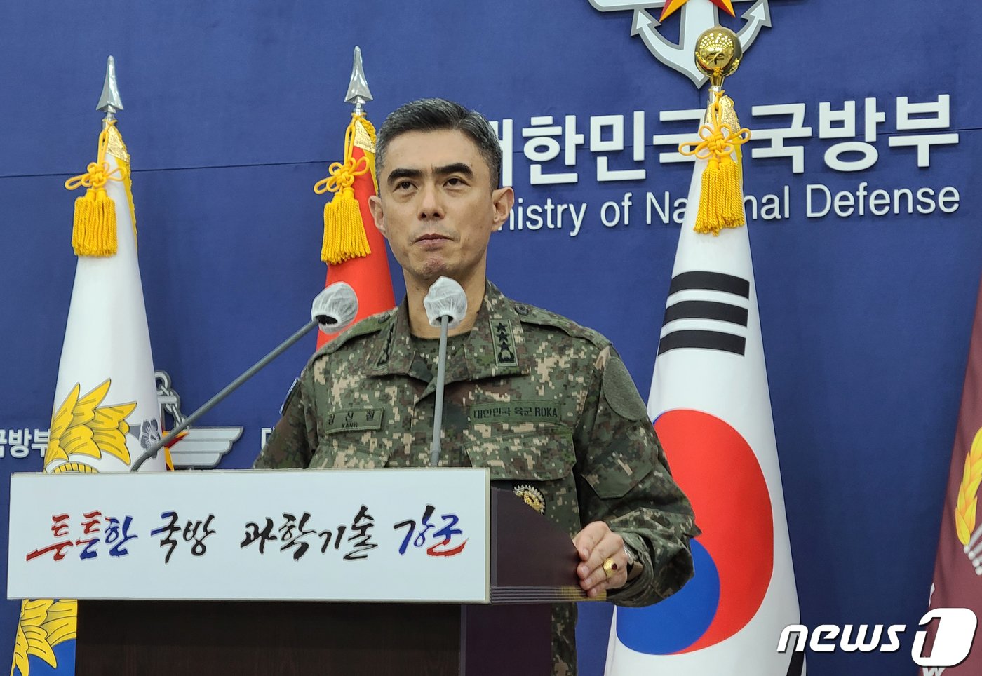 본문 이미지 - 강신철 합동참모본부 작전본부장이 2일 서울 용산 국방부 1층 브리핑룸에서 북한의 도발과 관련한 우리 군 입장을 발표하고 있다. 합참에 따르면 북한은 이날 오전 8시51분부터 강원도 원산 일대에서 동해상을 향해 단거리탄도미사일 3발을 잇달아 발사했다. 이날 북한이 쏜 미사일 가운데 1발은 NLL 이남 동해상에 떨어졌다. 2022.11.2/뉴스1 ⓒ News1 허고운 기자