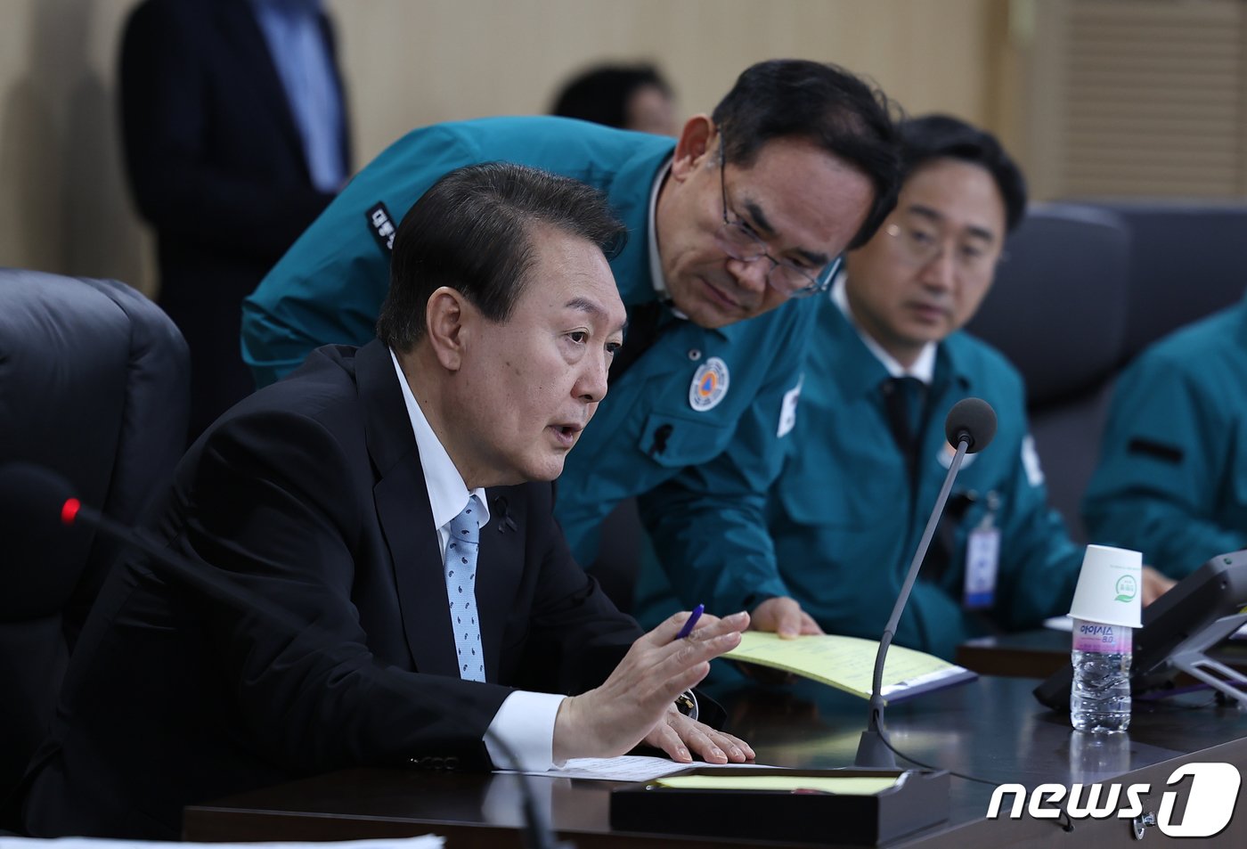 본문 이미지 - 윤석열 대통령이 2일 용산 대통령실 청사에서 북한 탄도미사일 발사 관련 긴급 국가안전보장회의(NSC)를 주재하고 있다. (대통령실 제공) 2022.11.2/뉴스1 ⓒ News1 오대일 기자