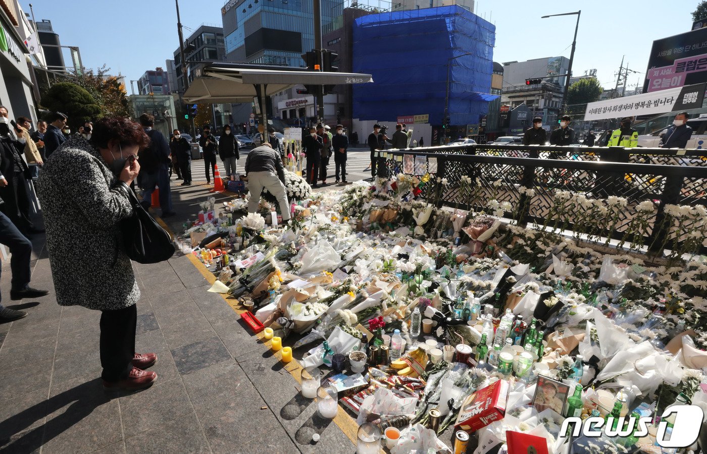본문 이미지 - 2일 오전 서울 용산구 이태원 참사현장 앞에 마련된 추모공간을 찾은 손녀딸을 잃은 유가족이 눈물을 흘리고 있다. 2022.11.2/뉴스1 ⓒ News1 박세연 기자
