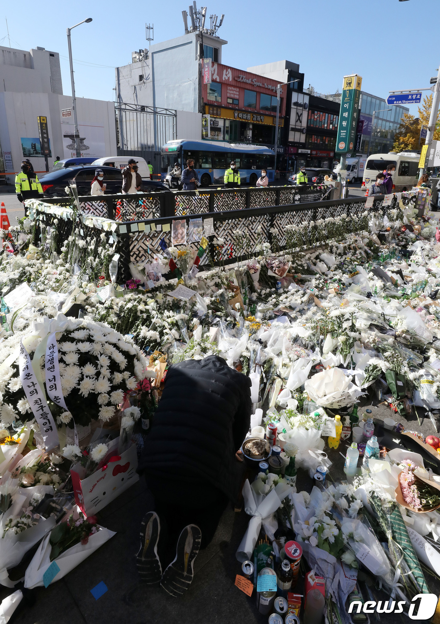 (서울=뉴스1) 박세연 기자 = 2일 오전 서울 용산구 이태원 참사현장 앞에 마련된 추모공간을 찾은 한 시민이 슬픔에 잠겨 있다. 2022.11.2/뉴스1