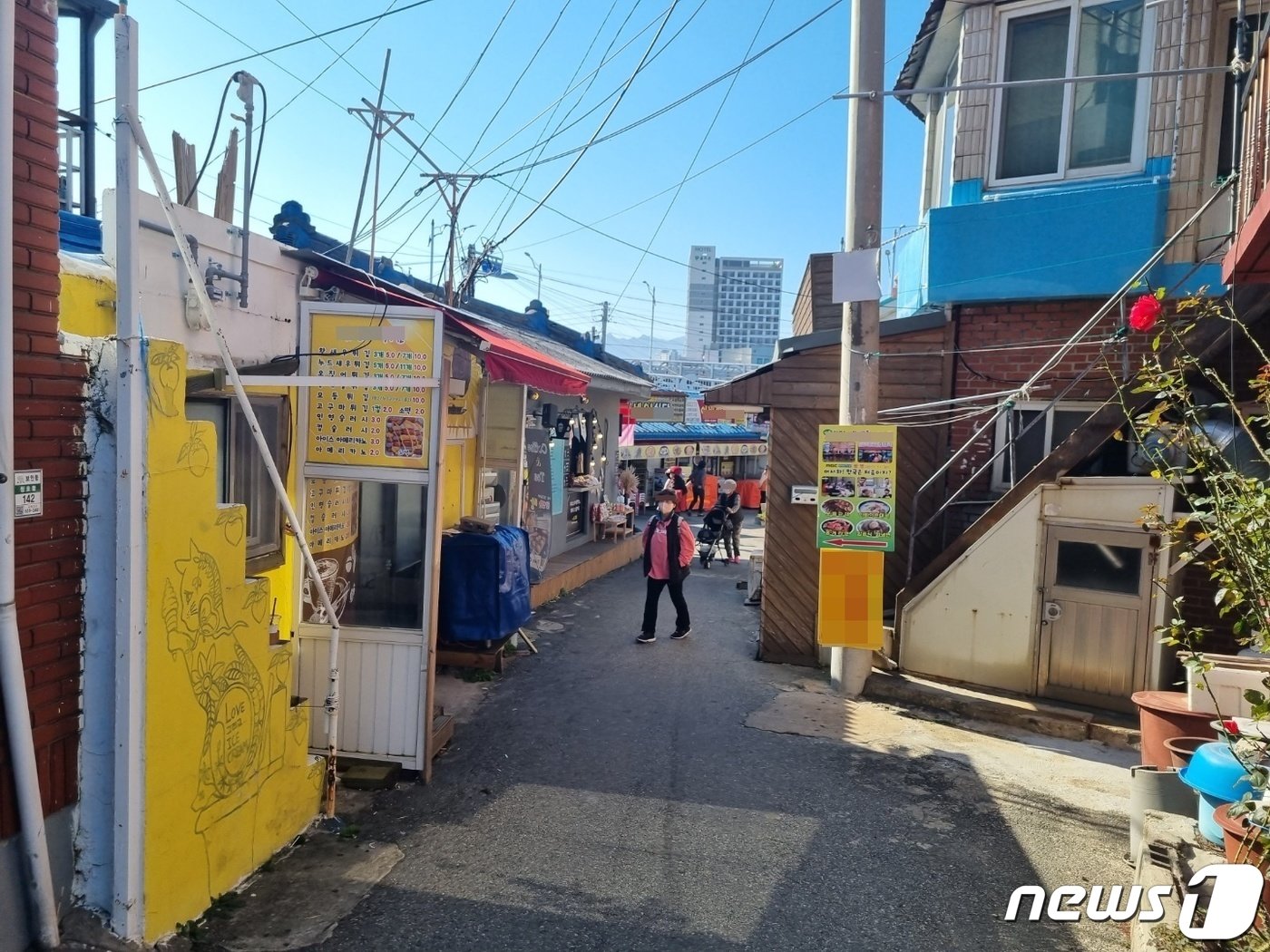 본문 이미지 - 북한이 동해상 북방한계선(NLL) 이남으로 탄도미사일을 발사한 2일 실향민 마을로 유명한 강원 속초시 청호동 '아바이마을'이 한적한 모습을 보이고 있다.  2022.11.2/뉴스1 ⓒ News1 윤왕근 기자