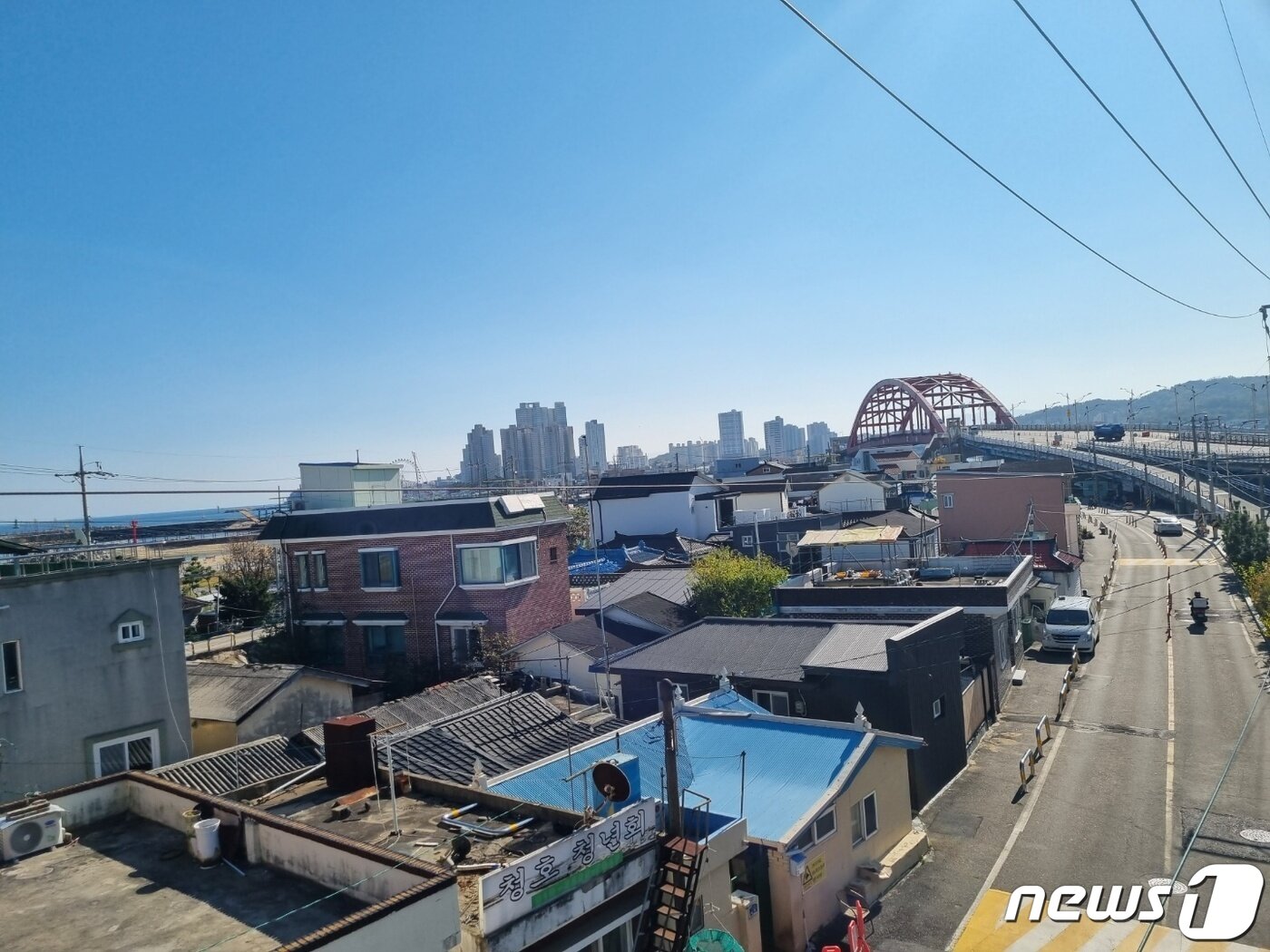 본문 이미지 - 북한이 동해상 북방한계선(NLL) 이남으로 탄도미사일을 발사한 2일 실향민 마을로 유명한 강원 속초시 청호동 '아바이마을'이 한적한 모습을 보이고 있다. 합동참모본부에 따르면 우리 군은 이날 동·서해상으로 북한이 SRBM을 포함해 10발 이상 다종의 미사일을 발사한 정황을 포착했다. 이 가운데 이날 오전 8시51분쯤 북한 강원도 원산 일대에서 동해상으로 발사한 SRBM 3발 중 1발은 동해 북방한계선(NLL) 이남 26㎞ 지점 공해상에 떨어졌다고 합참이 전했다. 강원도 속초로부터 동쪽으로 57㎞, 동해 울릉도로부턴 서북쪽으로 167㎞ 거리 해상이다. 2022.11.2/뉴스1 ⓒ News1 윤왕근 기자