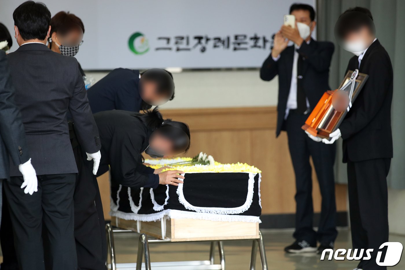 본문 이미지 - 이태원 참사 닷새째인 지난 11월2일 오후 광주 북구 한 장례식장에서 한 희생자의 발인식이 엄수되고 있다. 2022.11.1/뉴스1 ⓒ News1 정다움 기자
