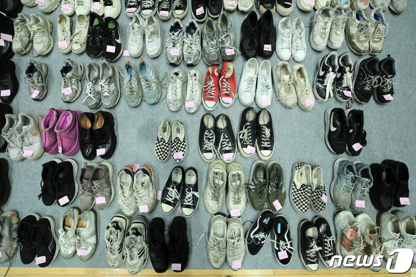 본문 이미지 - 2일 서울 용산구 원효로다목적체육관에 마련된 이태원 참사 유실물 보관소에 피해자들이 잃어버린 유실물이 놓여 있다. 2022.11.2/뉴스1 ⓒ News1 구윤성 기자