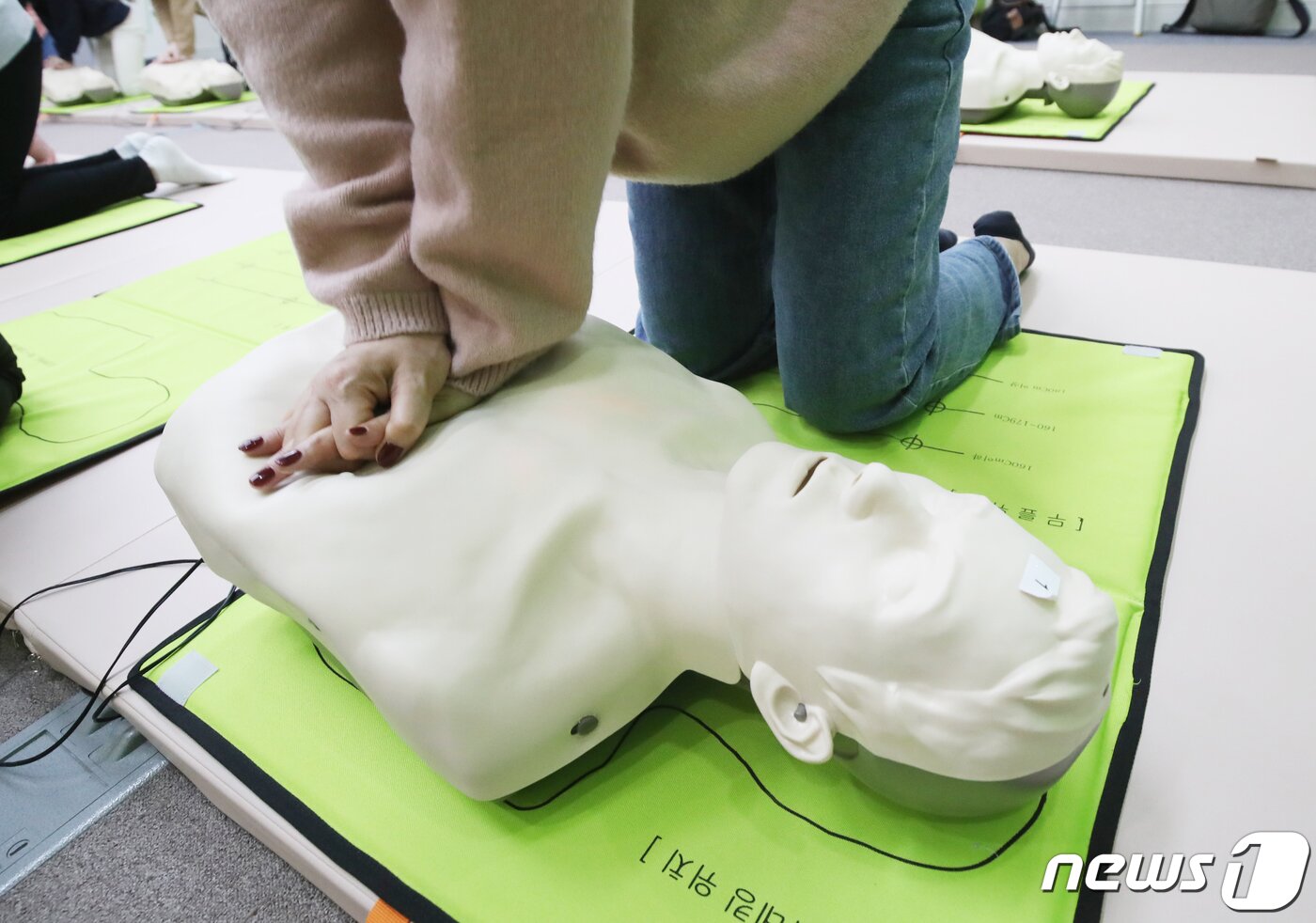 본문 이미지 - 2일 오후 제주안전체험관에서 체험객들이 심폐소생술(CPR) 교육을 받고 있다. 이태원 참사 당시 부상자들에게 달려가 심폐소생술을 실시한 시민들의 사연이 알려지면서 응급처치에 대한 관심이 높아지고 있다. 2022.11.2/뉴스1 ⓒ News1 오현지 기자