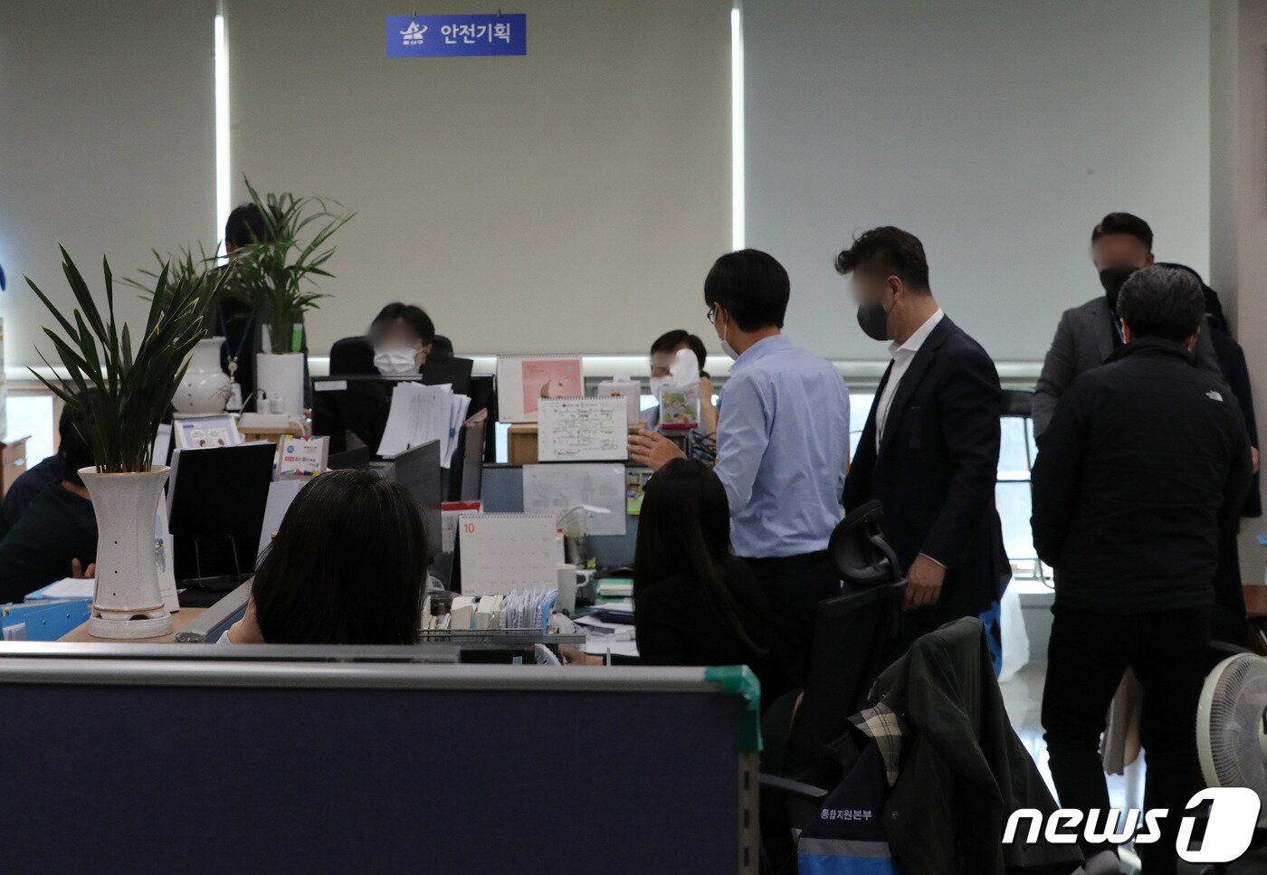 본문 이미지 - 지난 2일 오후 서울 용산구청 안전재난과에서 경찰청 특수수사본부 수사관들이 압수수색을 하고 있다.  2022.11.2/뉴스1 ⓒ News1 박세연 기자