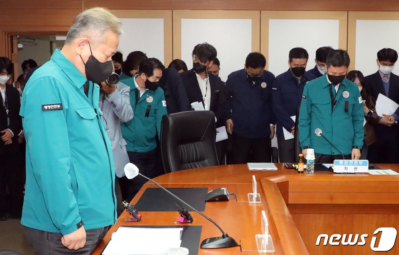 본문 이미지 - 이상민 행정안전부 장관 등 참석자들이 2일 오후 서울 종로구 세종대로 정부서울청사에서 열린 다중 밀집 인파사고 안전확보를 위한 범정부 TF 회의에 앞서 이태원 참사 희생자에 대한 묵념을 하고 있다. 2022.11.2/뉴스1 ⓒ News1 김명섭 기자