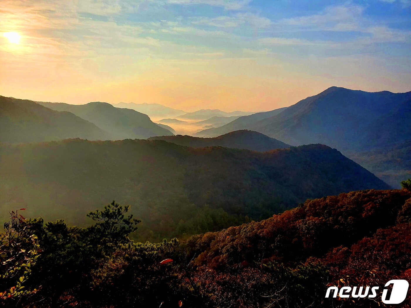 본문 이미지 - 내장산과 백암산의 중간 588m 고지에서 바라본 풍경. 왼쪽 내장산 자락, 가운데 끝 담양 추월산, 오른쪽 백암산 자락. 역광이라 어둡다,