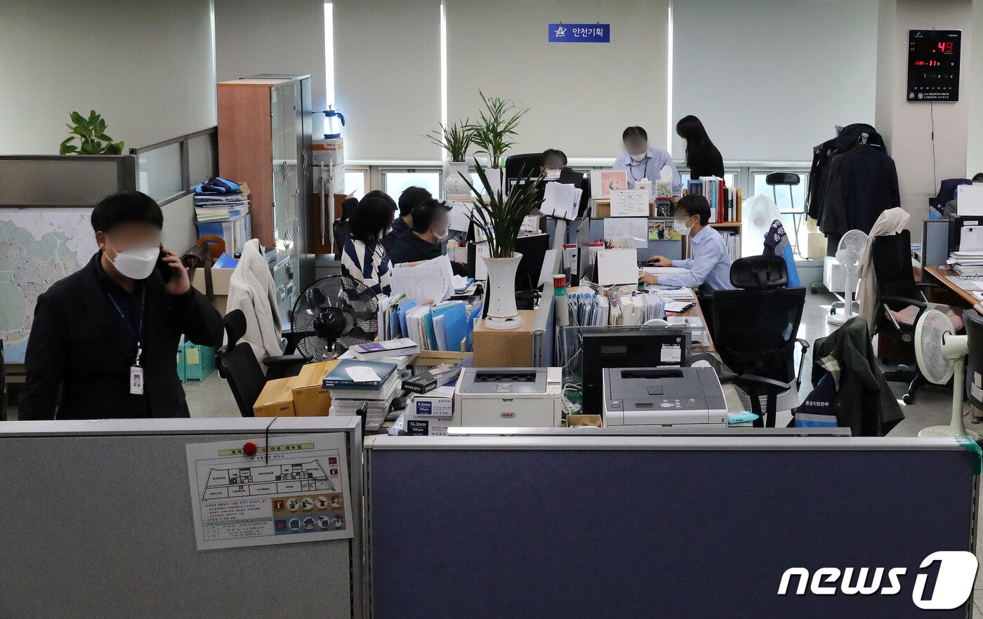 본문 이미지 - 2일 오후 서울 용산구청 안전재난과에서 경찰청 특수수사본부 수사관들이 압수수색을 하고 있다. 경찰청 특별수사본부는 '이태원 사고' 원인 규명을 위해 이날 14시부터 서울경찰청과 용산경찰서, 용산구청 등 8개 장소에 대해 압수수색을 실시하고 있다고 밝혔다. 2022.11.2/뉴스1 ⓒ News1 박세연 기자