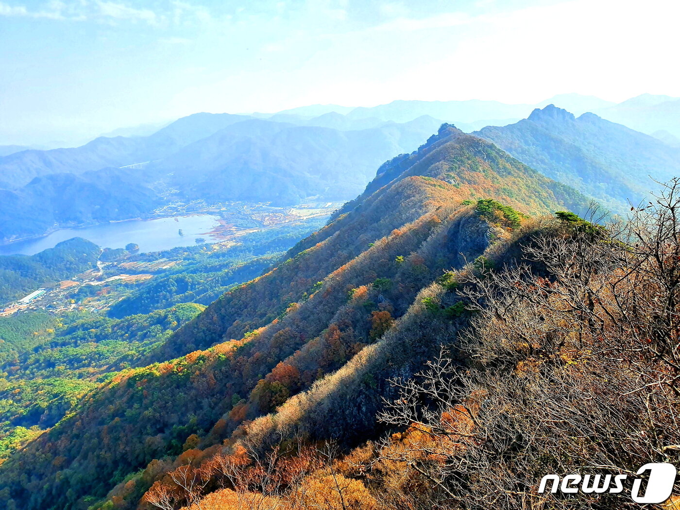 망해봉에서 바라본 불출봉-서래봉 능선. 왼쪽은 내장저수지