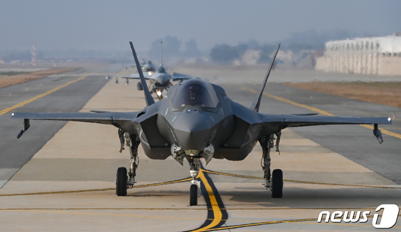 본문 이미지 - 미군 F-35B 전투기(앞)와 우리 공군 KF-16 전투기. (공군 제공) 2022.11.2/뉴스1