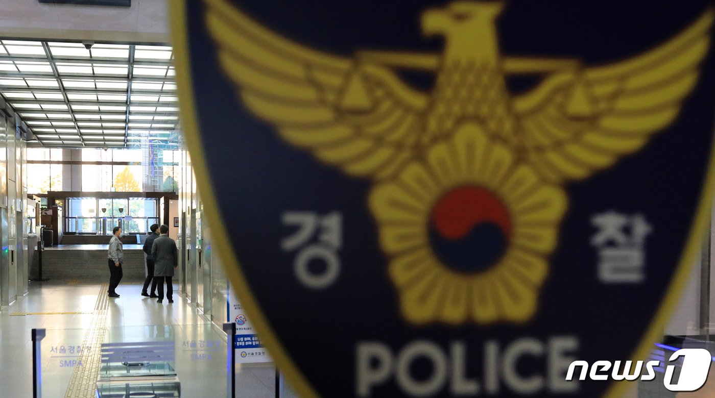 본문 이미지 - &#39;이태원 참사&#39; 원인 규명에 나선 경찰청 특별수사본부가 2일 부실 대응 논란에 휩싸인 서울경찰청과 용산경찰서, 용산구청 등 8곳에 대한 압수수색에 들어갔다. 압수수색 대상은 서울경찰청과 용산경찰서, 용산구청, 서울시소방재난본부 서울종합방재센터, 용산소방서, 서울교통공사, 다산콜센터, 이태원역 등이다. 사진은 이날 압수수색이 진행 중인 서울경찰청. 2022.11.2/뉴스1 ⓒ News1 구윤성 기자