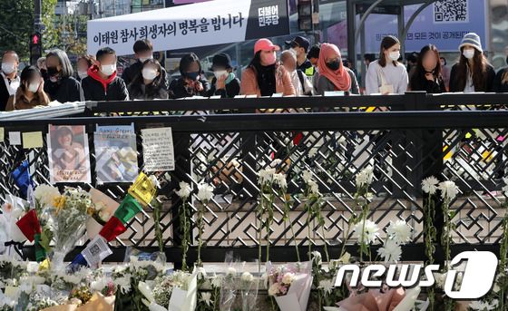 2일 오후 서울 용산구 이태원 참사현장 앞에 마련된 추모공간을 찾은 시민과 외국인들이 추모를 하고 있다. 2022.11.2/뉴스1 © News1 박세연 기자